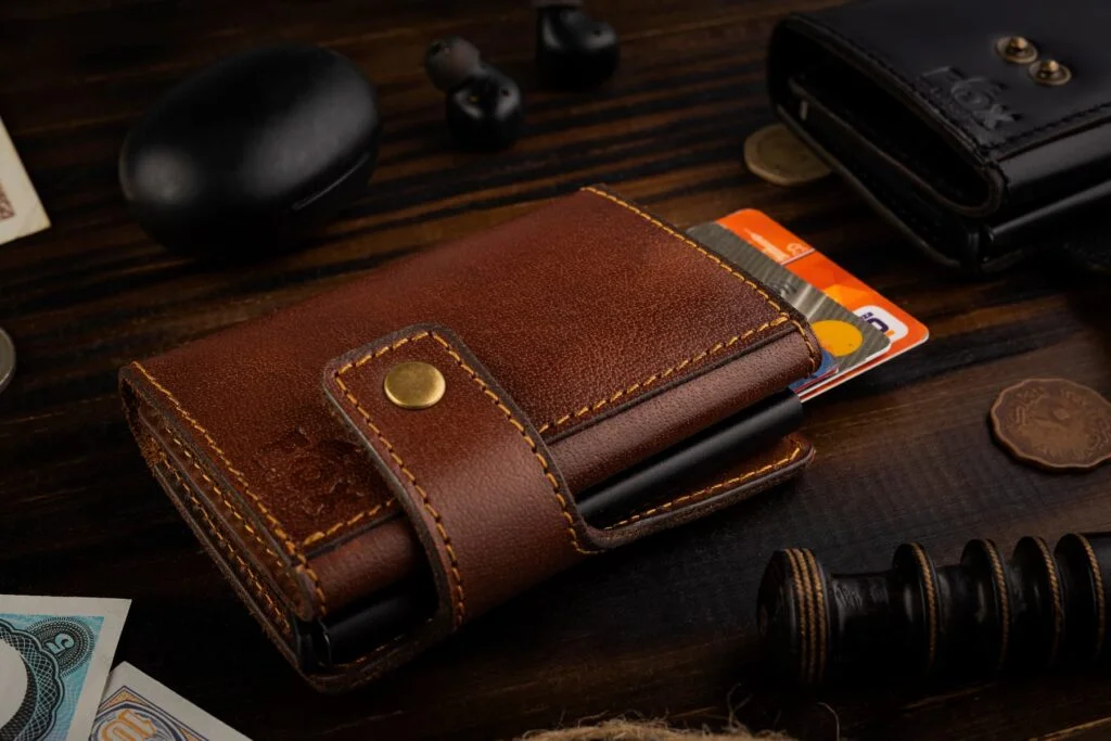 Genuine Leather Rfid Wallet, A Wallet Made Of Genuine Leather With Rfid Card Holder. 13 6محفظة جلد طبيعي Rfid، محفظة من الجلد الطبيعي مع حامل بطاقات Rfid
