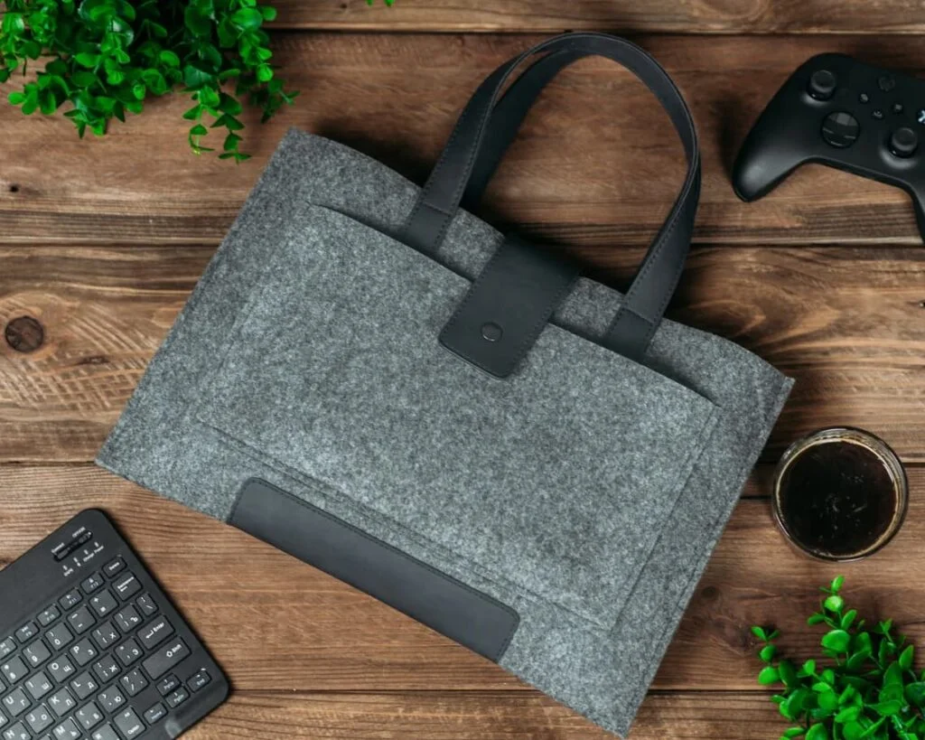 Laptop Sleeve Made Of Suede And Genuine Leather | Slim Design For Office, Work, School, And Travel 6 حافظة لابتوب من الجوخ والجلد الطبيعي