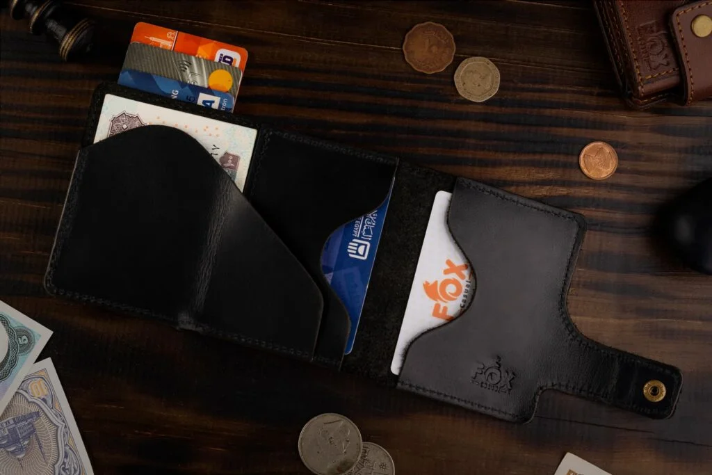 Genuine Leather Rfid Wallet, A Wallet Made Of Genuine Leather With Rfid Card Holder. 12 محفظة جلد طبيعي Rfid، محفظة من الجلد الطبيعي مع حامل بطاقات Rfid3